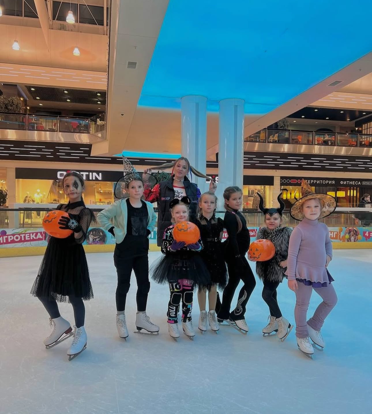 Групповая тренировка по фигурному катанию