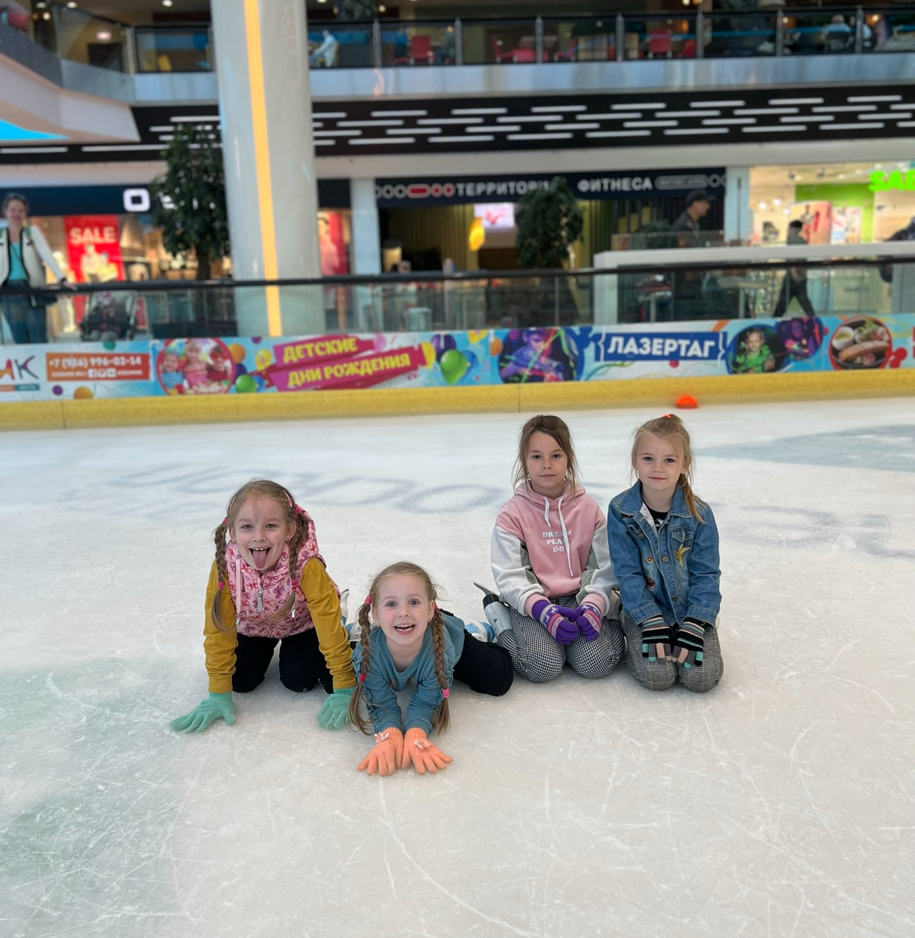 Групповая тренировка по фигурному катанию