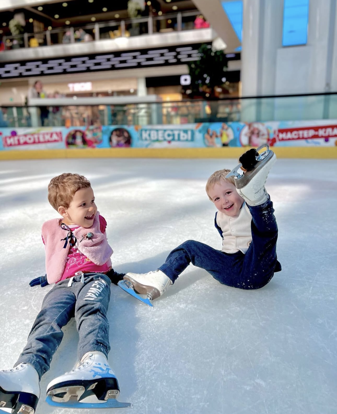 Групповая тренировка по фигурному катанию