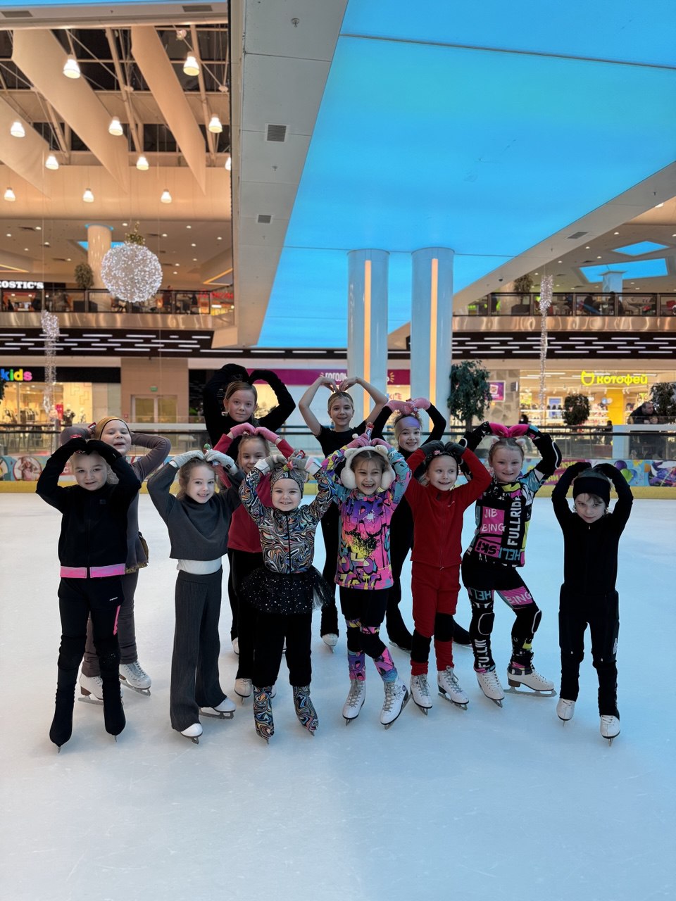 Групповая тренировка по фигурному катанию