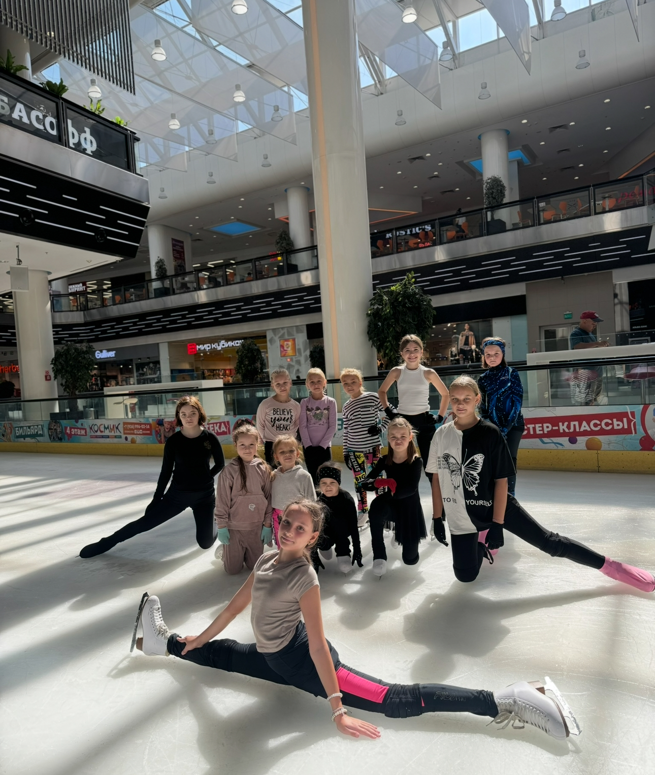 Групповая тренировка по фигурному катанию