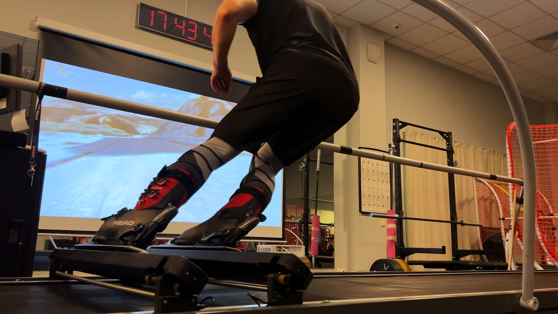 Занятие с инструктором на горнолыжном тренажере