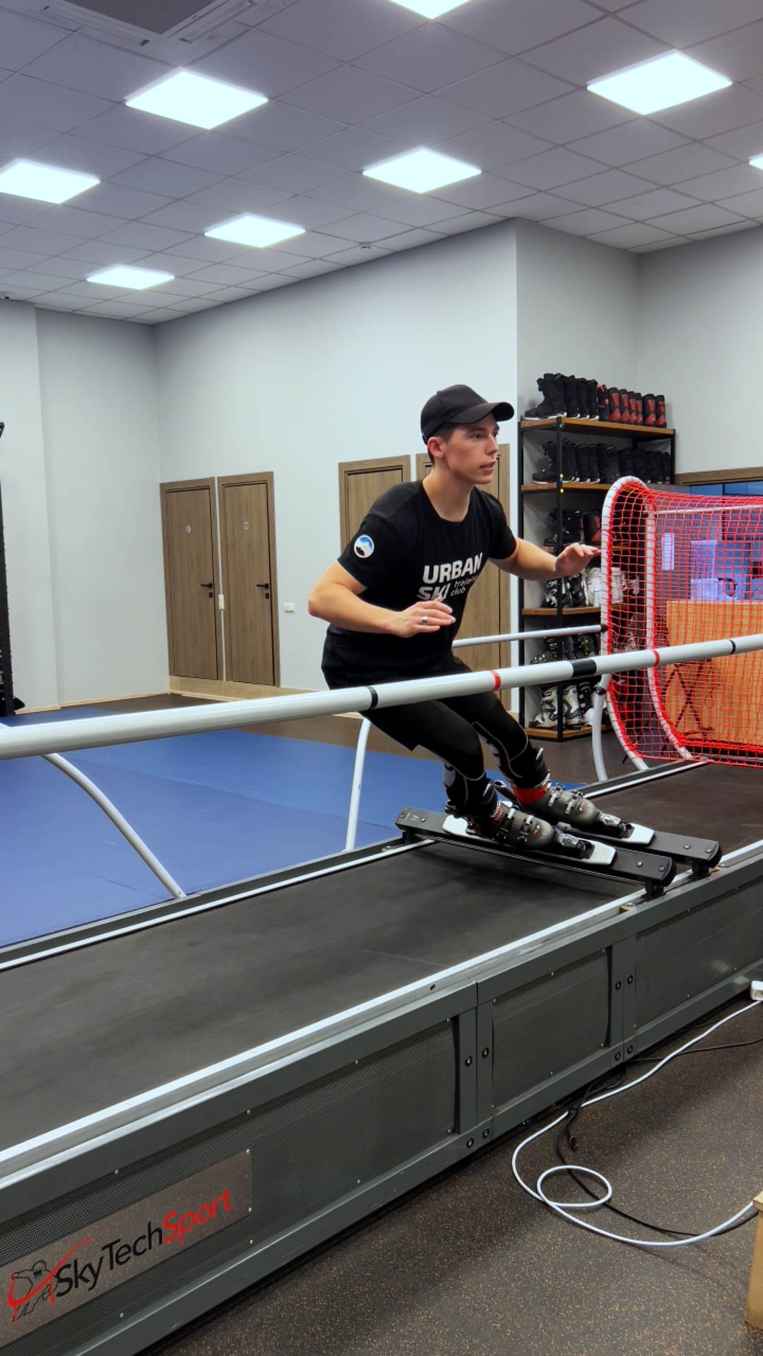 Занятие с инструктором на горнолыжном тренажере