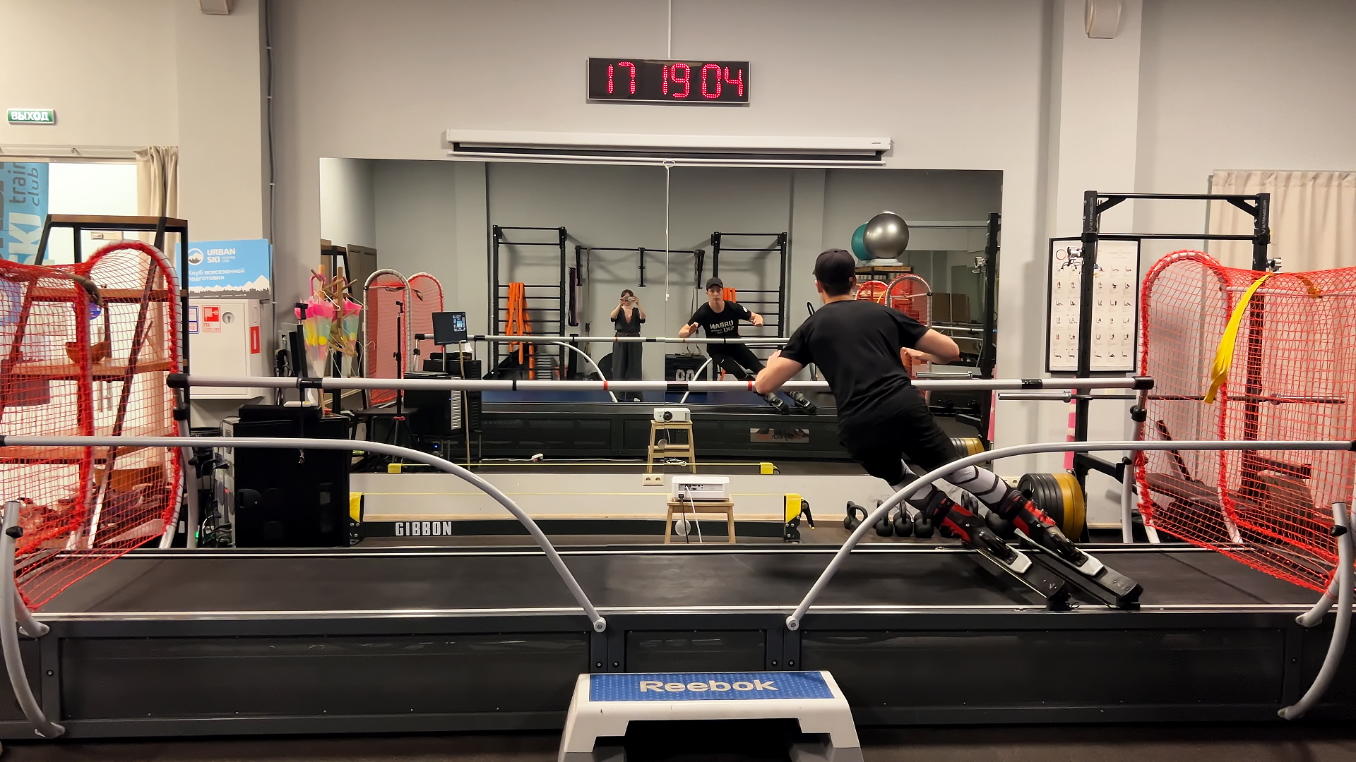 Занятие с инструктором на горнолыжном тренажере