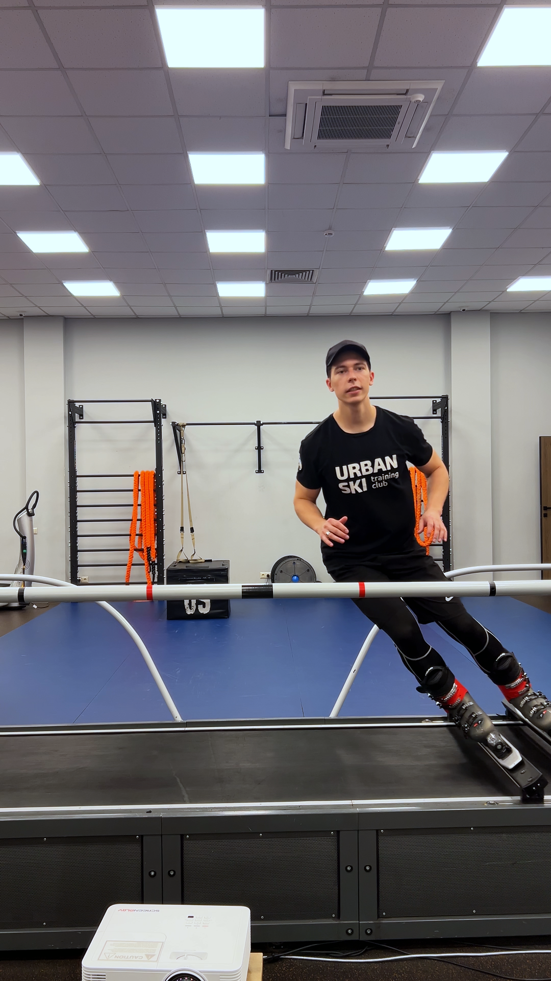 Занятие с инструктором на горнолыжном тренажере