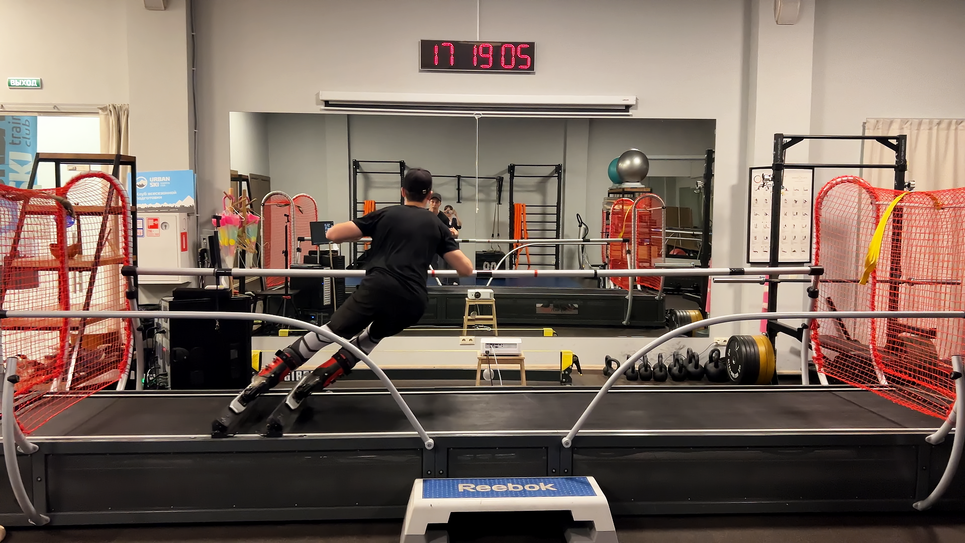 Занятие с инструктором на горнолыжном тренажере