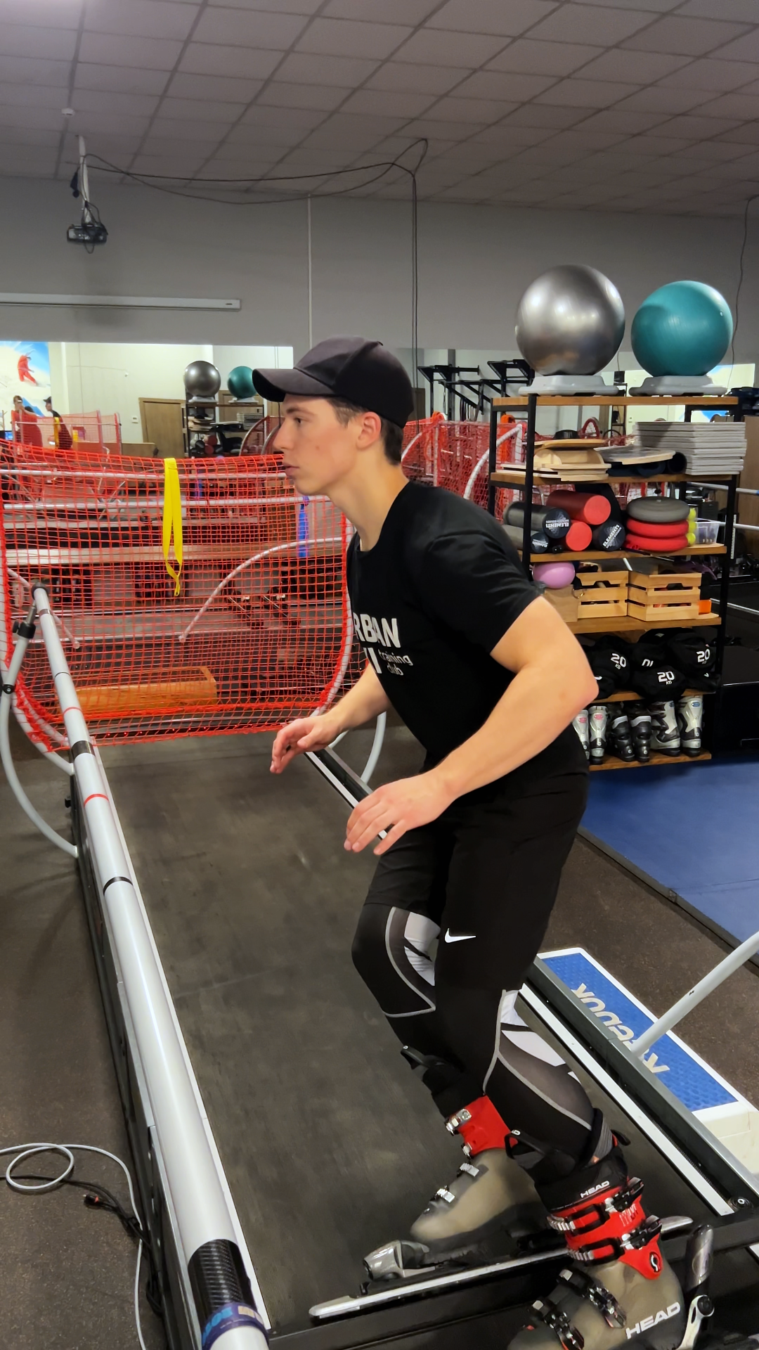 Занятие с инструктором на горнолыжном тренажере